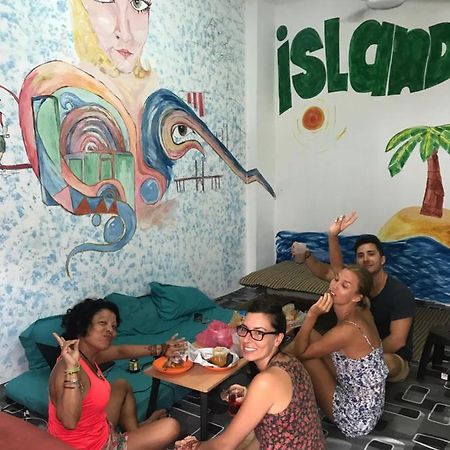 B&L Islanders Inn George Town Buitenkant foto