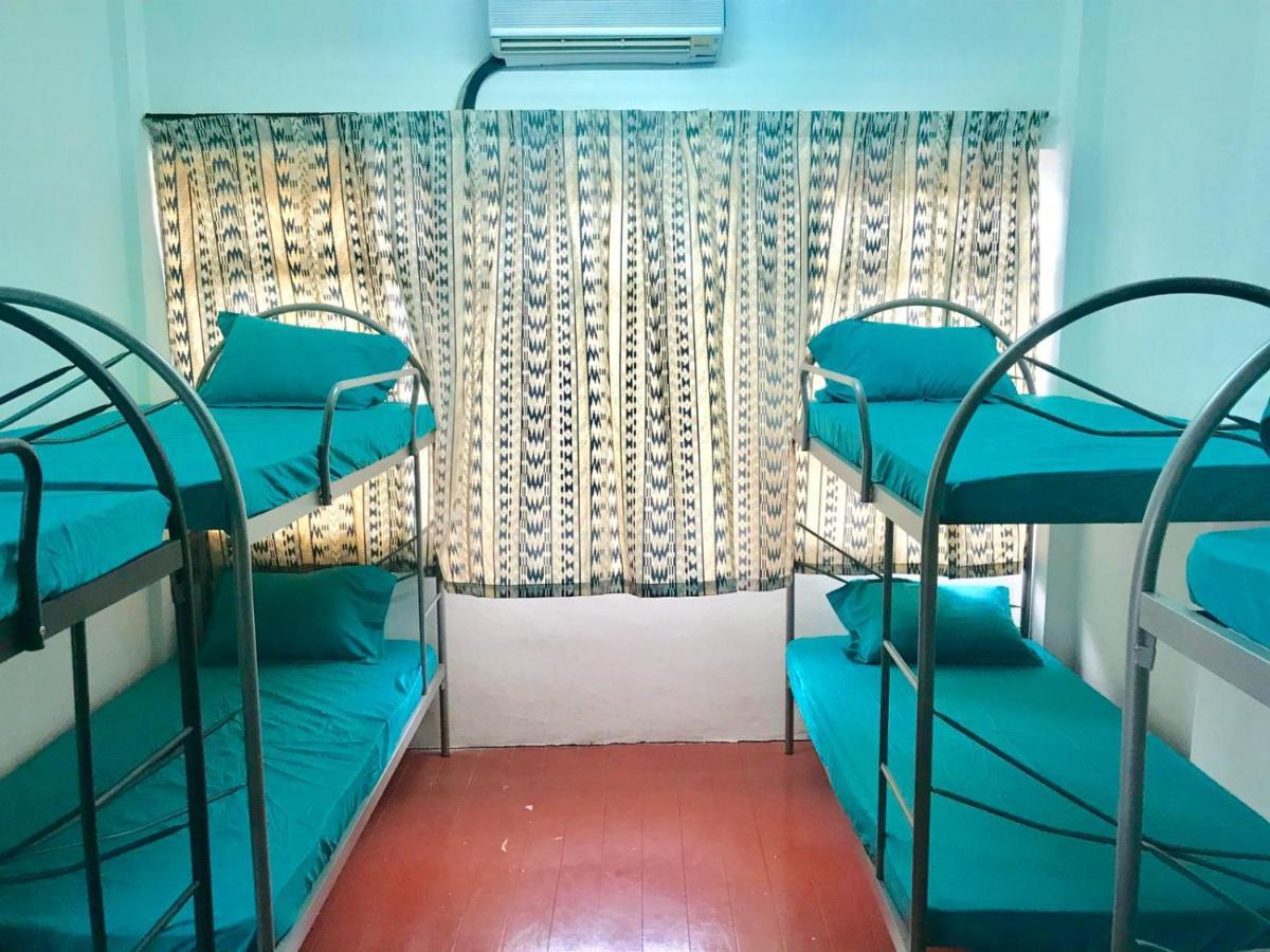 B&L Islanders Inn George Town Buitenkant foto
